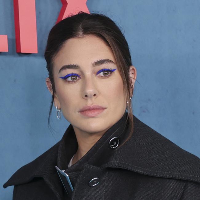 Blanca Suárez con maquillaje natural y cat eye azul.